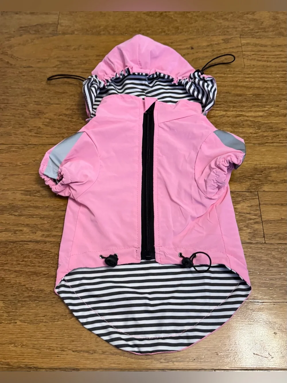 OKpangcho dog raincoat (pink, size M). Features a detachable hood, making it a v